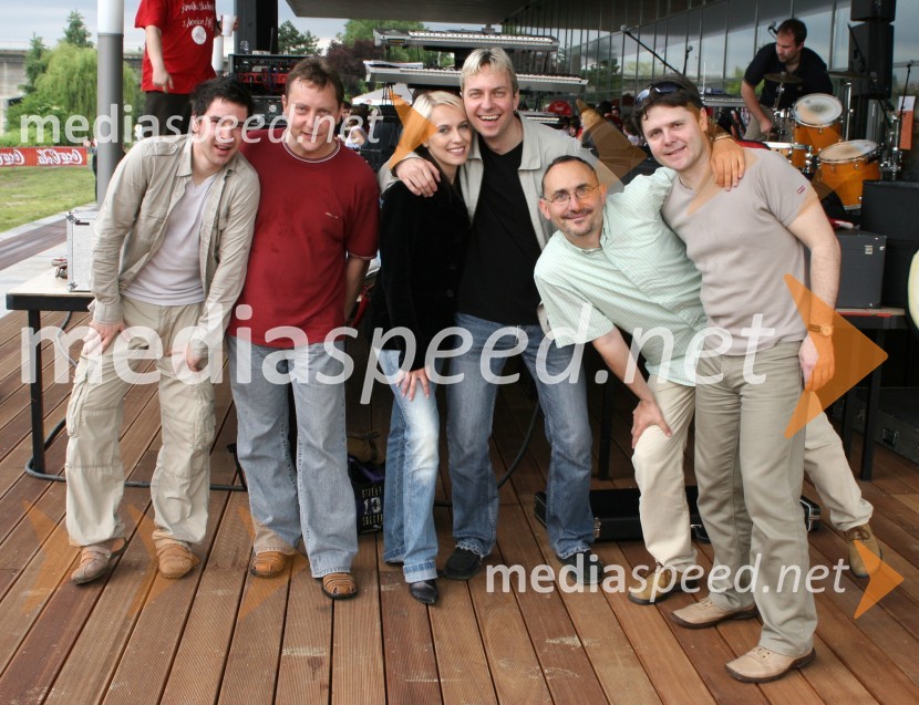 Skupina Avia band: Miha Meglič, Bogdan Turnšek Poli, Jasmina Cafnik, Aleš Turnšek Turi, Dragan Topič in Andrej VolčjakMaturantska parada 2006, Maribor