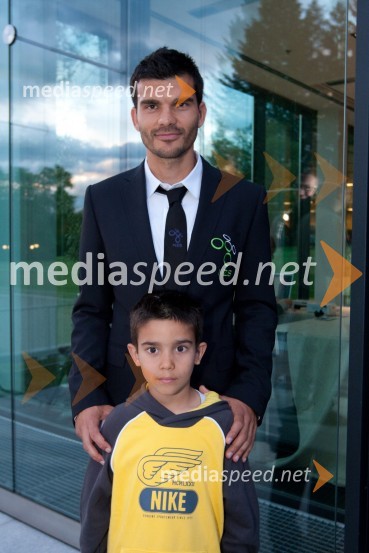 Aleksander Radosavljevič, nogometaš s sinom AleksomPredstavitev slovenske nogometne reprezentance