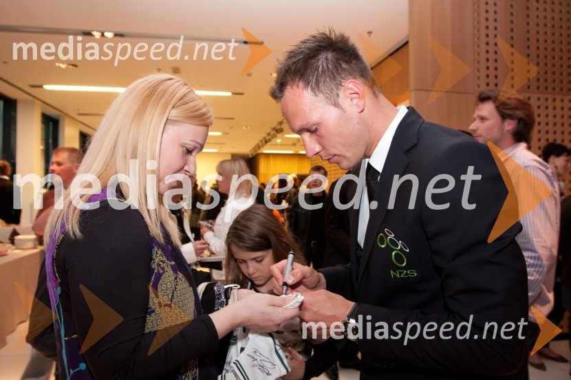 ... in Dejan Kelhar, nogometašPredstavitev slovenske nogometne reprezentance