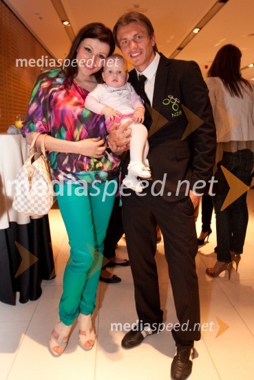 Zlatko Dedič, nogometaš, soproga Melisa in hčiPredstavitev slovenske nogometne reprezentance