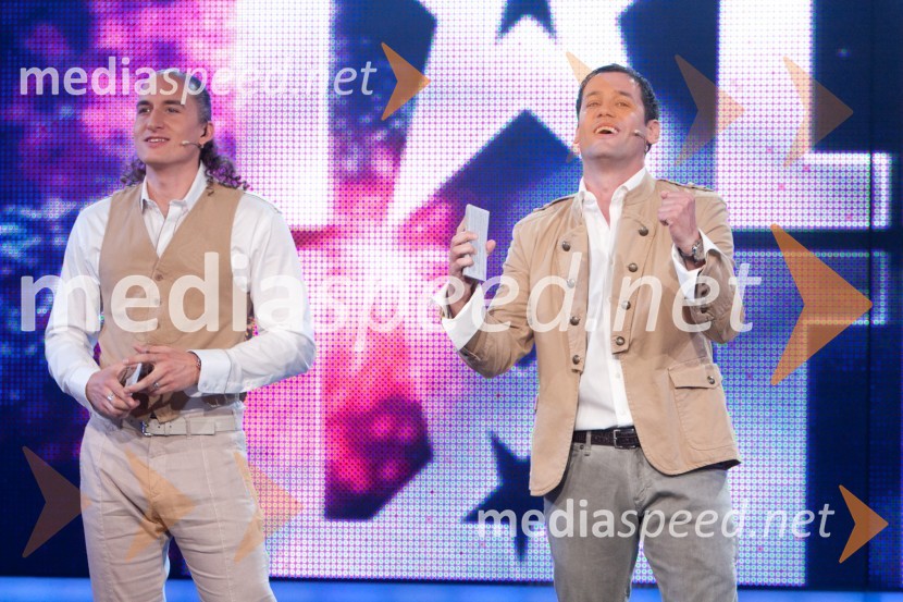 Vid Valič in Peter Poles, voditelja oddajeSlovenija ima talent, 4. polfinalna oddaja, novi finalistki sta: Maja Keuc in Tina Drole