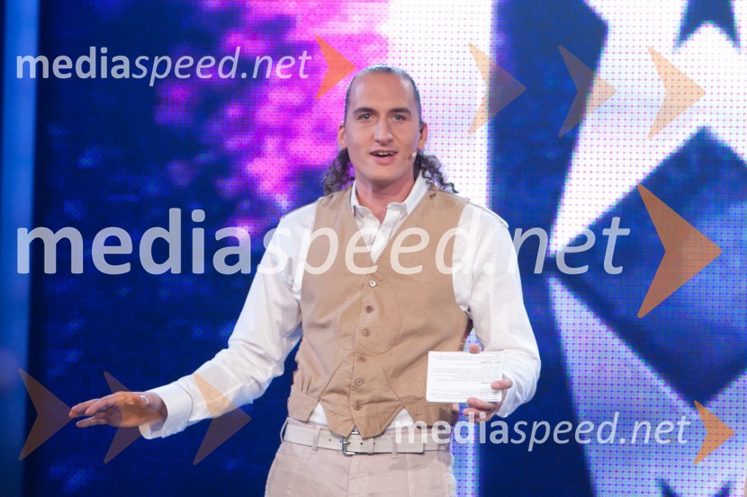 Vid Valič, voditelj oddajeSlovenija ima talent, 4. polfinalna oddaja, novi finalistki sta: Maja Keuc in Tina Drole