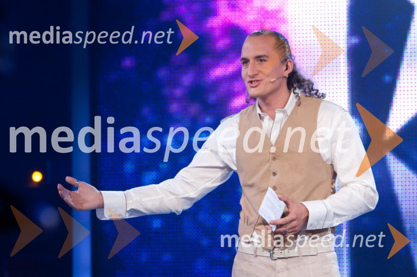 Vid Valič, voditelj oddajeSlovenija ima talent, 4. polfinalna oddaja, novi finalistki sta: Maja Keuc in Tina Drole