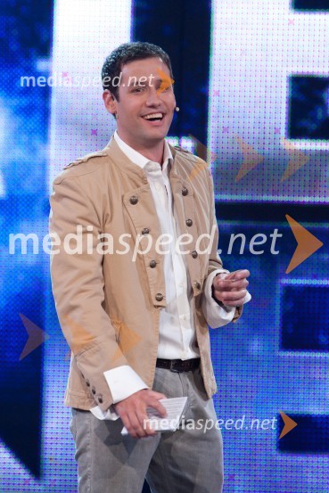 Peter Poles, voditelj oddajeSlovenija ima talent, 4. polfinalna oddaja, novi finalistki sta: Maja Keuc in Tina Drole