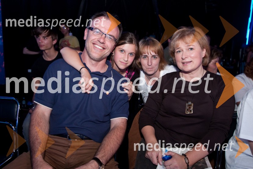 Boris Keuc, hči Mojca, teta Milena in Zdenka Keuc: sorodniki Maje KeucSlovenija ima talent, 4. polfinalna oddaja, novi finalistki sta: Maja Keuc in Tina Drole