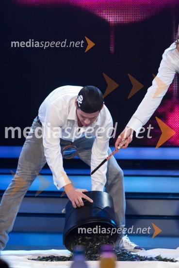 Peter Poles, voditelj oddajeSlovenija ima talent, 4. polfinalna oddaja, novi finalistki sta: Maja Keuc in Tina Drole