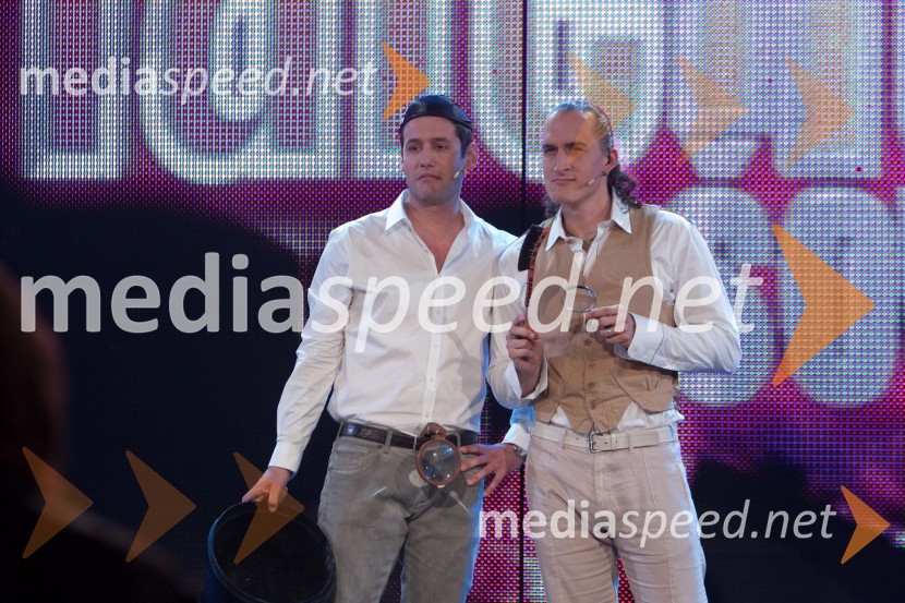 Peter Poles in Vid Valič, voditelja oddajeSlovenija ima talent, 4. polfinalna oddaja, novi finalistki sta: Maja Keuc in Tina Drole