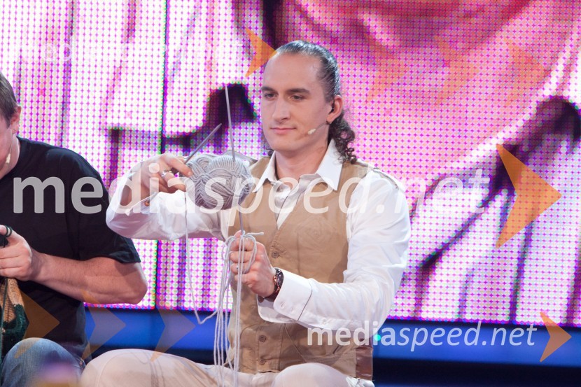 Vid Valič, voditelj oddajeSlovenija ima talent, 4. polfinalna oddaja, novi finalistki sta: Maja Keuc in Tina Drole