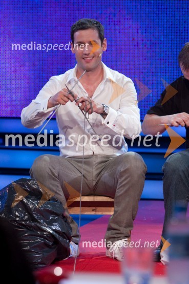 Peter Poles, voditelj oddajeSlovenija ima talent, 4. polfinalna oddaja, novi finalistki sta: Maja Keuc in Tina Drole