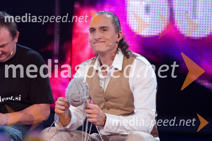 Vid Valič, voditelj oddajeSlovenija ima talent, 4. polfinalna oddaja, novi finalistki sta: Maja Keuc in Tina Drole