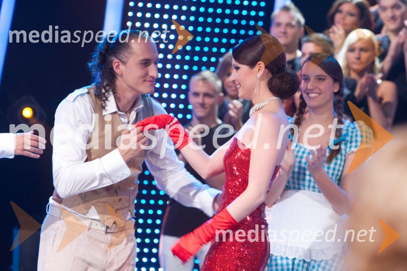 Vid Valič, voditelj oddaje in Maja KeucSlovenija ima talent, 4. polfinalna oddaja, novi finalistki sta: Maja Keuc in Tina Drole