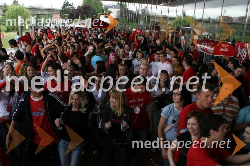 Maturantje so se po četvorki zabavali v SamsariMaturantska parada 2006, Maribor