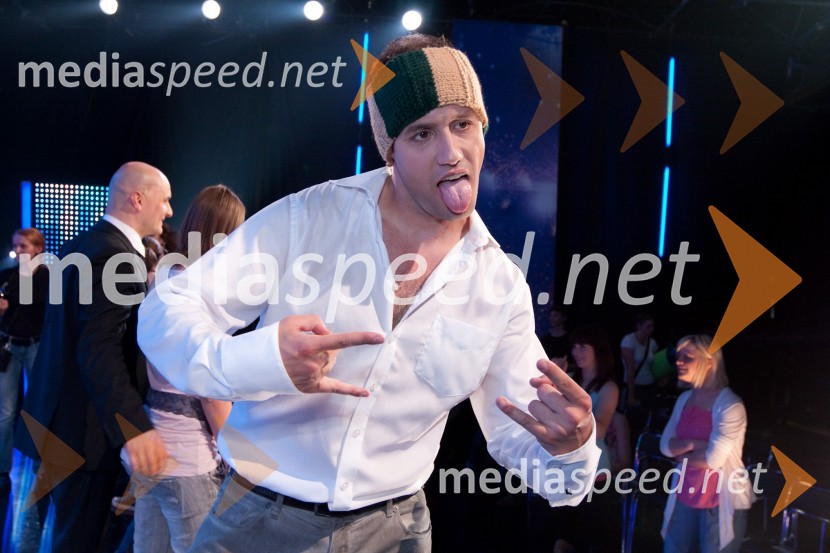 Peter Poles, voditelj oddajeSlovenija ima talent, 4. polfinalna oddaja, novi finalistki sta: Maja Keuc in Tina Drole