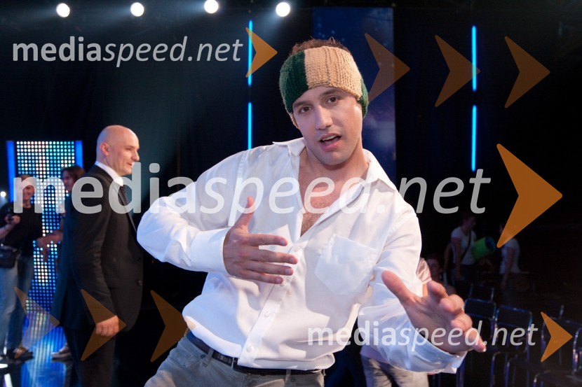 Peter Poles, voditelj oddajeSlovenija ima talent, 4. polfinalna oddaja, novi finalistki sta: Maja Keuc in Tina Drole