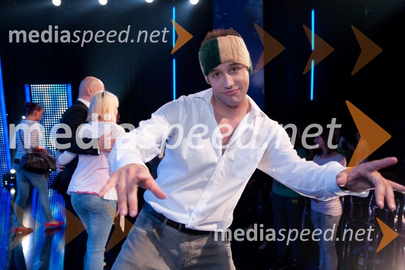 Peter Poles, voditelj oddajeSlovenija ima talent, 4. polfinalna oddaja, novi finalistki sta: Maja Keuc in Tina Drole