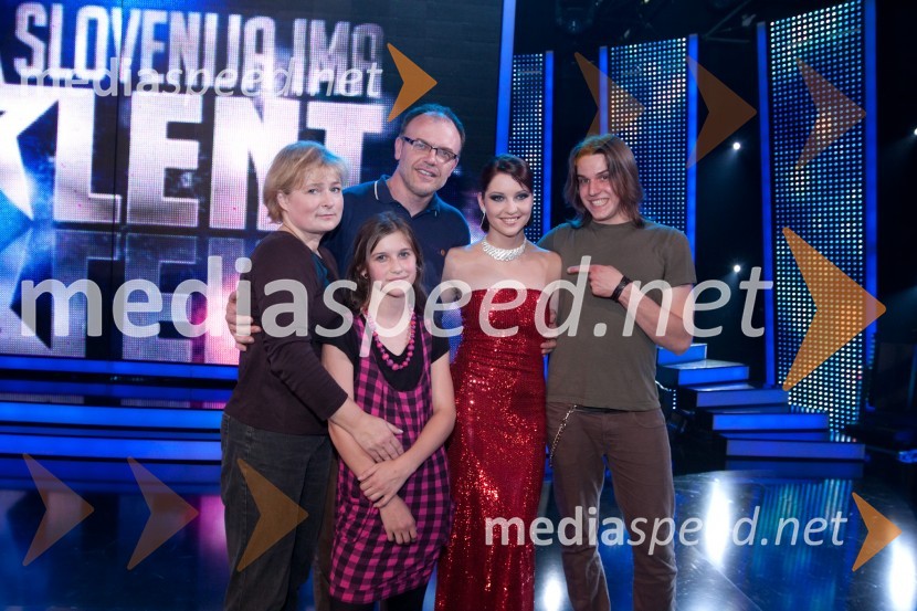 Zdenka in Boris Keuc, hčerki Mojca in Maja ter Majin fant Tim KoresSlovenija ima talent, 4. polfinalna oddaja, novi finalistki sta: Maja Keuc in Tina Drole