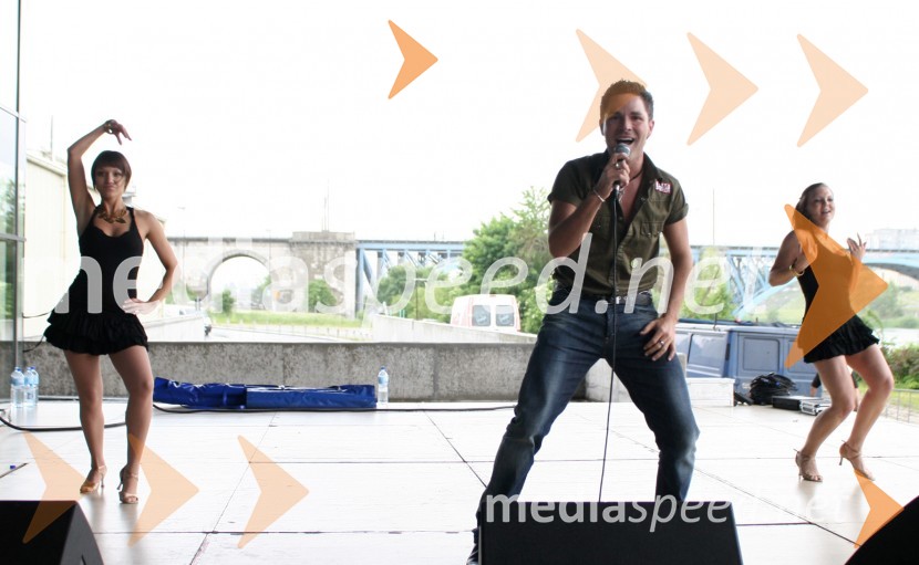 Sebastian, pevec s plesalkamaMaturantska parada 2006, Maribor