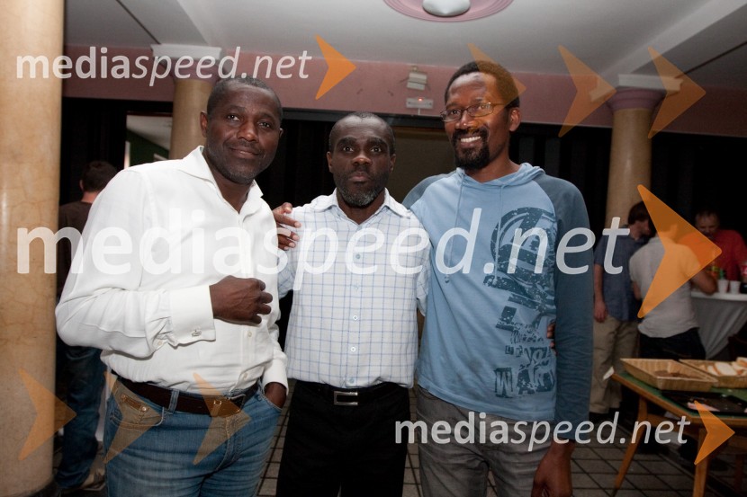 Michel Obenga, direktor AEIOU, CLaude Nomsi in Max Zimani, predsednik društva Afriški center, vsi člani avriškega pevskega zbora SankofaSolidarnostni koncert za Madagaskar