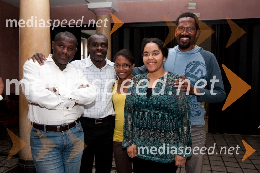 Michel Obenga, direktor AEIOU, Claude Nomsi, hči Luana Lisa Nomsi, Max Zimani, predsednik društva Afriški center in hči Ana Nyasha Zimani vsi člani avriškega pevskega zbora SankofaSolidarnostni koncert za Madagaskar