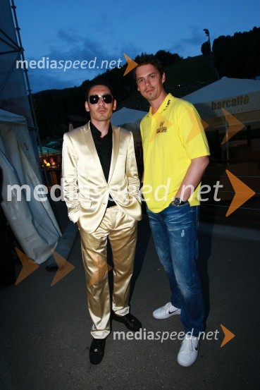 Tadej Toš, igralec ter Boštjan Bračič, pevec skupine Invite in moderator Radia City15. obletnica Radia City, koncert