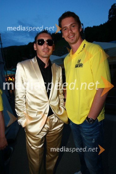 Tadej Toš, igralec ter Boštjan Bračič, pevec skupine Invite in moderator Radia City15. obletnica Radia City, koncert