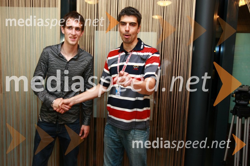 Denis Karoli, dobitnik avtomobila in Bor Greiner, odgovorni urednik Radia City15. obletnica Radia City, koncert