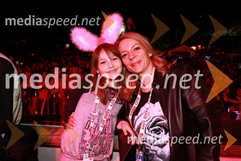 Pia Mar in njena mama Helena Konšak Mar, obiskovalki koncerta15. obletnica Radia City, koncert