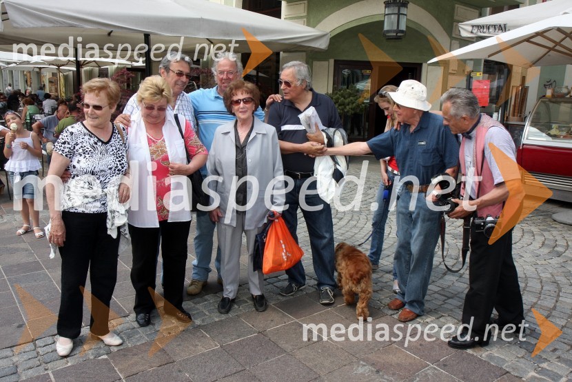Zadaj: Jože Kobler, pevec, Drago Sodja - Čupi, glasbenik in glavni organizator, Jože Pogačnik, režiser in njegova hči, spredaj: ..., ..., ..., ... in Smiljan Pušenjak, fotografska legendaEzl ek, srečanje 2010, Jure Doležal postal frajer Ezl Eka