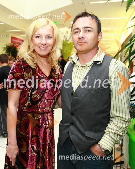 Darja Hlade, marketing Vulcano Models in povezovalka dogodka ter Janez Korpič, center manager Velejaparka

 
Velejapark, nastop skupine Casanova