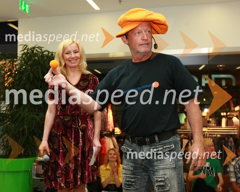 Darja Hlade, marketing Vulcano Models in povezovalka dogodka ter Sten Vilar, igralec in animatorVelejapark, nastop skupine Casanova