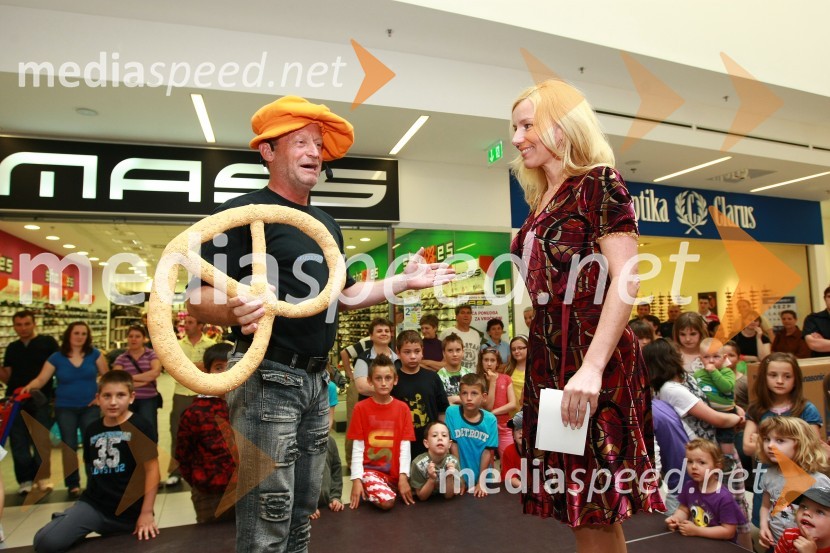 Sten Vilar, igralec in animator ter Darja Hlade, marketing Vulcano Models in povezovalka dogodkaVelejapark, nastop skupine Casanova