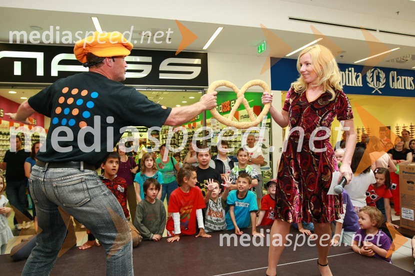 Sten Vilar, igralec in animator ter Darja Hlade, marketing Vulcano Models in povezovalka dogodkaVelejapark, nastop skupine Casanova