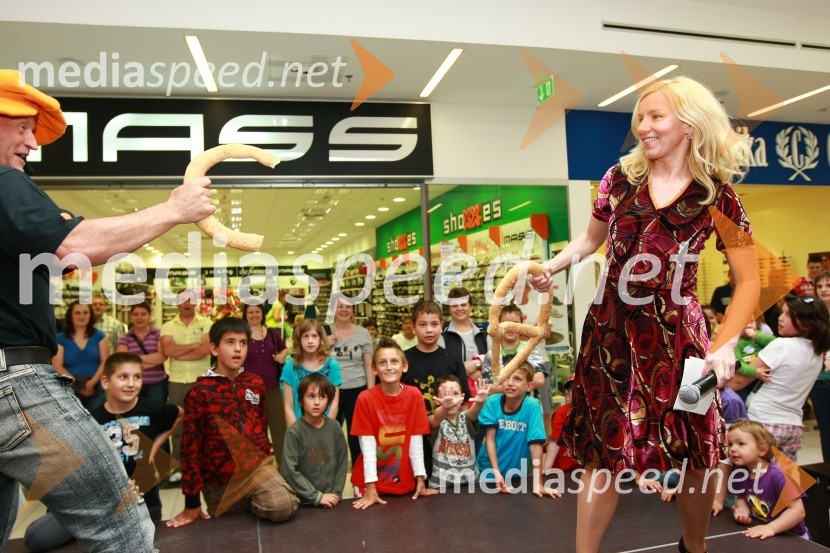 Sten Vilar, igralec in animator ter Darja Hlade, marketing Vulcano Models in povezovalka dogodkaVelejapark, nastop skupine Casanova