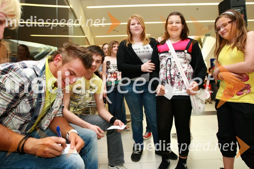 Skupina Casanova med deljenjem podpisovVelejapark, nastop skupine Casanova