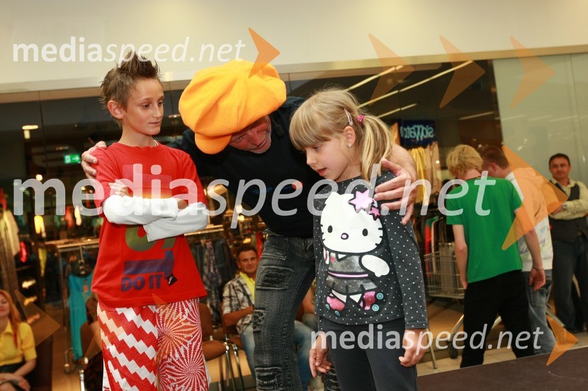 Sten Vilar, igralec in animator z obiskovalcema dogodkaVelejapark, nastop skupine Casanova