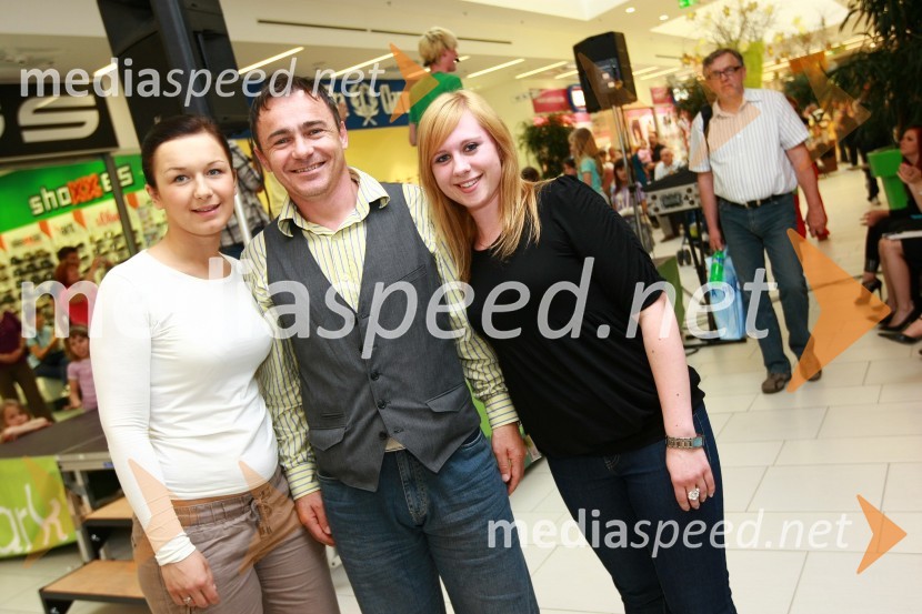 Denisa Mujkic, Janez Korpič, center manager Velejaparka in Tajda KavčičVelejapark, nastop skupine Casanova