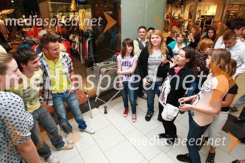 Skupina Casanova med fotografiranjem z oboževalkamiVelejapark, nastop skupine Casanova