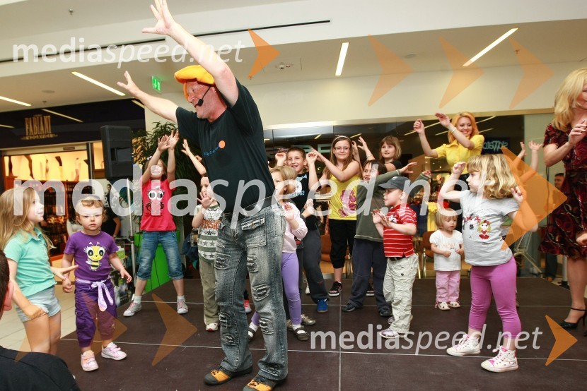 Sten Vilar, igralec in animator z obiskovalci dogodkaVelejapark, nastop skupine Casanova