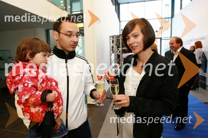 Tadej Toš, igralec in njegova žena Dora Fišter, igralka ter hčerka EmaOdprtje najsodobnejšega BMW salona Selmar Maribor