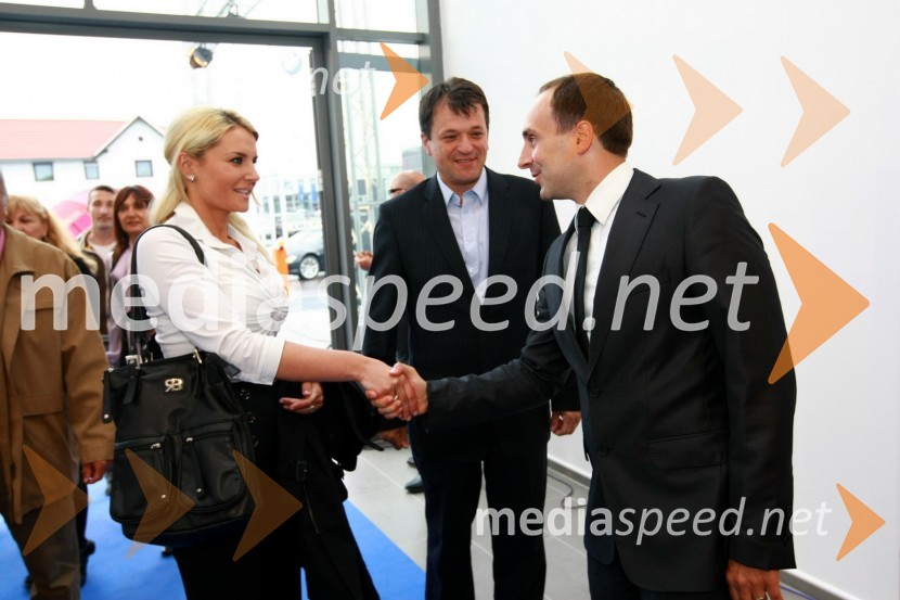 Gregor Jager, podjetnik ter njegova spremljevalka in Uroš Seles, direktor BMW Selmar d.o.o.Odprtje najsodobnejšega BMW salona Selmar Maribor