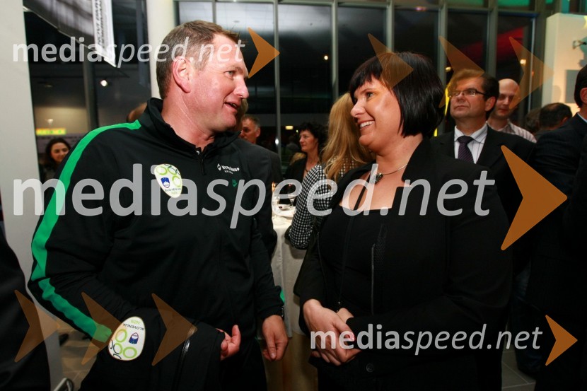 Matjaž Kek, selektor Slovenske nogometne reprezentance in Simona Brečko, vodja prodaje vozil BMW v podjetju Selmar d.o.o. CeljeOdprtje najsodobnejšega BMW salona Selmar Maribor