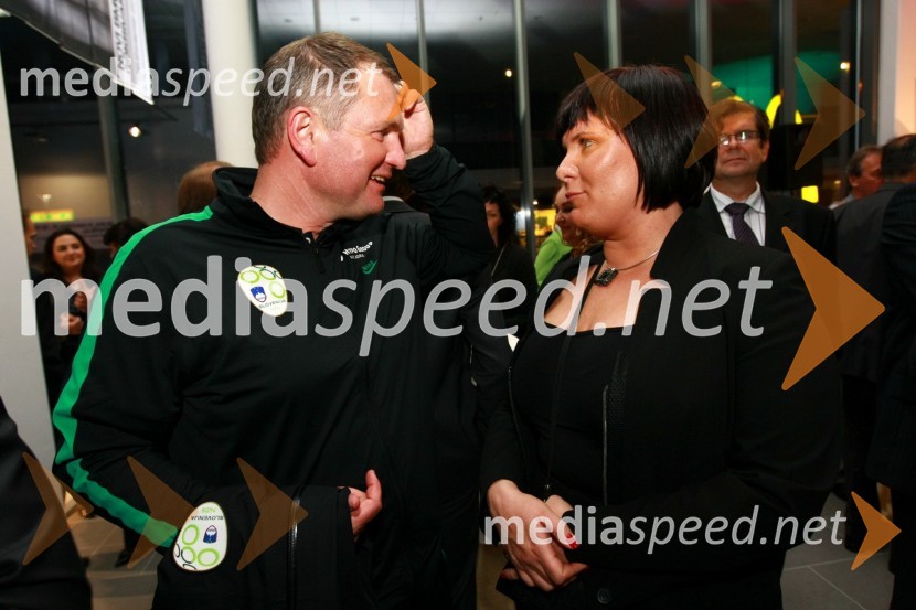 Matjaž Kek, selektor Slovenske nogometne reprezentance in Simona Brečko, vodja prodaje vozil BMW v podjetju Selmar d.o.o. CeljeOdprtje najsodobnejšega BMW salona Selmar Maribor