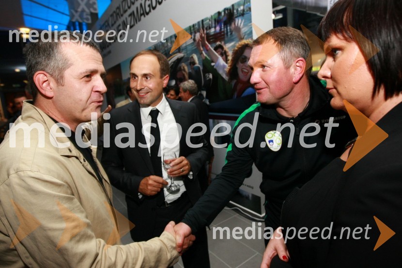 Uroš Skuhala, direktor in odgovorni urednik medijev ČZP Večer d.d., Uroš Seles, direktor BMW Selmar d.o.o., Matjaž Kek, selektor Slovenske nogometne reprezentance in Simona Brečko, vodja prodaje vozil BMW v podjetju Selmar d.o.o. Celje
Odprtje najsodobnejšega BMW salona Selmar Maribor