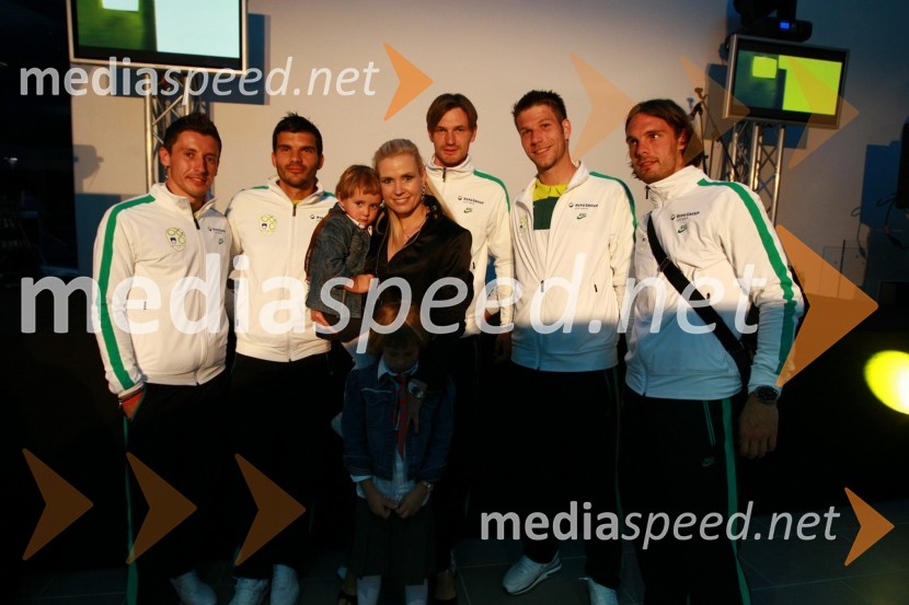 Robert Koren, Aleksandar Radosavljevič, Milivoje Novakovič, Boštjan Cesar in Marko Šuler, člani slovenske nogometne reprezentance ter Veronika Seles, soproga Uroša SelesaOdprtje najsodobnejšega BMW salona Selmar Maribor