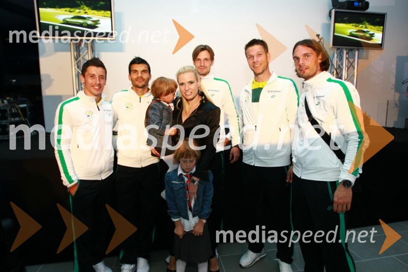 Robert Koren, Aleksandar Radosavljevič, Milivoje Novakovič, Boštjan Cesar in Marko Šuler, člani slovenske nogometne reprezentance ter Veronika Seles, soproga Uroša SelesaOdprtje najsodobnejšega BMW salona Selmar Maribor