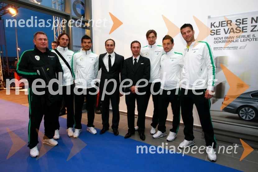 Matjaž Kek, selektor Slovenske nogometne reprezentance, Marko Šuler, Aleksandar Radosavljevič, člana slovenske nogometne reprezentance, Uroš Seles, direktor BMW Selmar d.o.o., ..., Milivoje Novakovič, Robert Koren ter Boštjan Cesar, člani slovenske nogometne reprezentance

Odprtje najsodobnejšega BMW salona Selmar Maribor