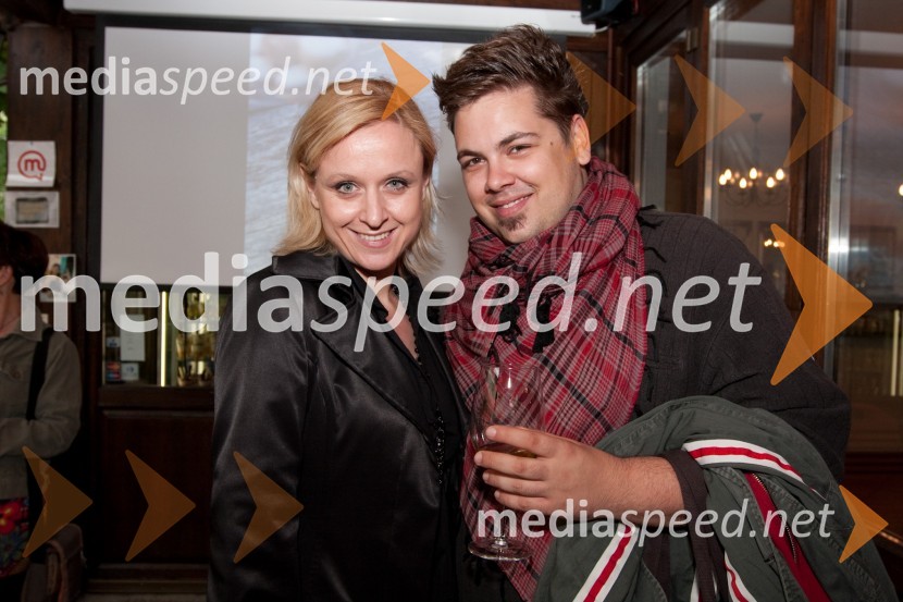 Andreja Virk Žerdin, povezovalka dogodka in Nejc Simšič, novinar, igralecKulinarična potepanja - otvoritev fotografske razstave Mateje Jordovič  Potočnik