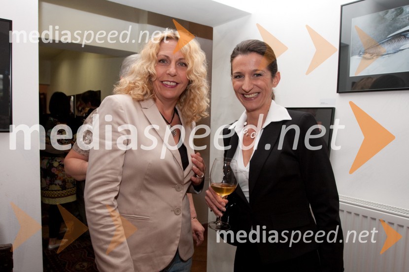 Žana Kapetanovič in Betka Šuhelj MikoličKulinarična potepanja - otvoritev fotografske razstave Mateje Jordovič  Potočnik