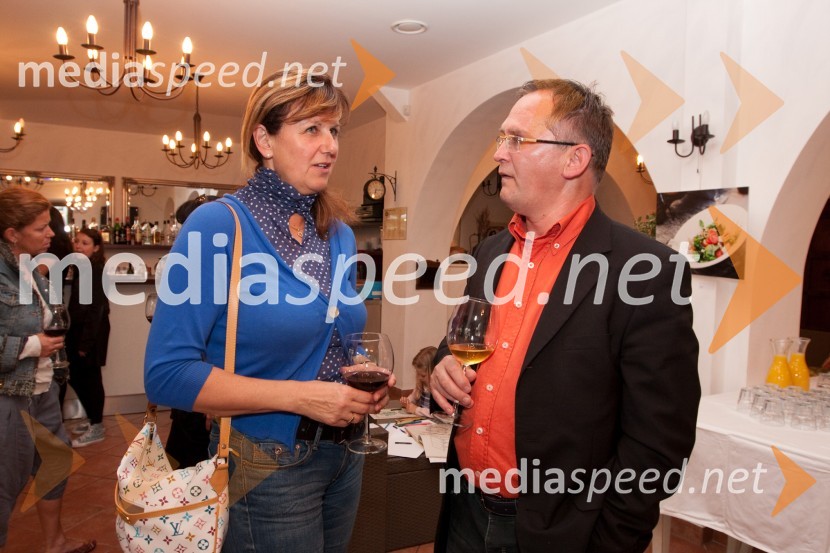 Vesna Žarkovič, urednica revije Sinfo in Janez Bratož, kuharKulinarična potepanja - otvoritev fotografske razstave Mateje Jordovič  Potočnik