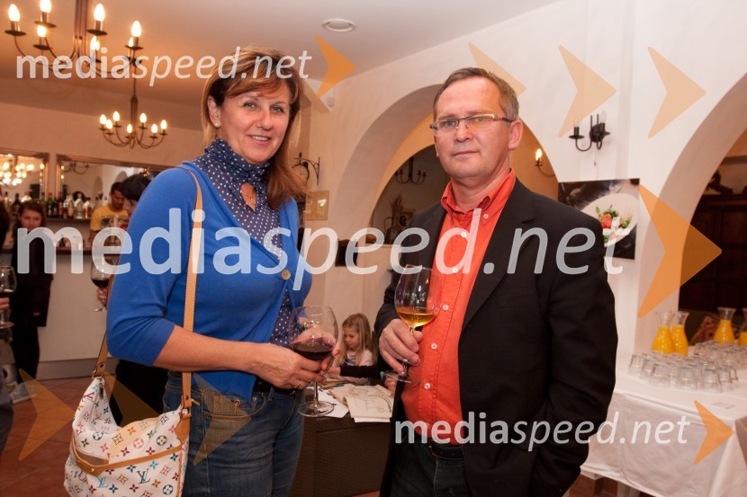 Vesna Žarkovič, urednica revije Sinfo in Janez Bratož, kuharKulinarična potepanja - otvoritev fotografske razstave Mateje Jordovič  Potočnik